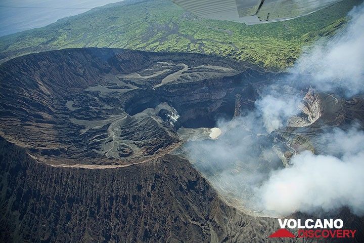 Ein schräger Blick aus der Luft auf den Marum Kraterkomplex und den heftig entgasenden Niri Mbwelesu Krater. (Photo: Tom Pfeiffer)
