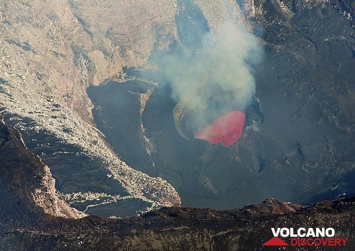 The lava lake in Marum's west crater. (Photo: Tom Pfeiffer)