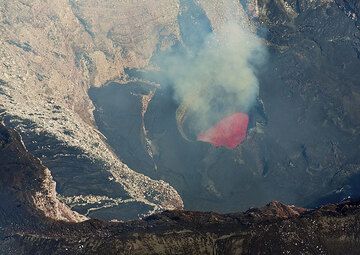 The lava lake in Marum's west crater. (Photo: Tom Pfeiffer)