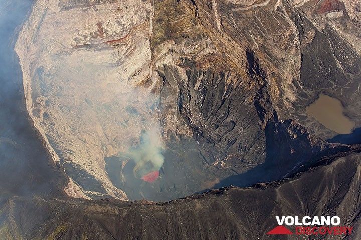 The lava lake of Marum (Photo: Tom Pfeiffer)