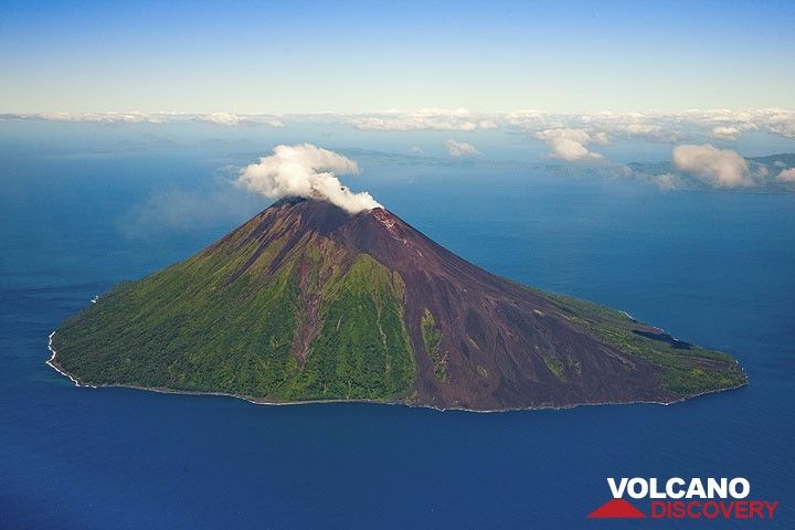 Estratovolcán Lopevi que forma la isla homónima visto desde el aire en un día excepcionalmente claro. La vista es al SE. (Photo: Tom Pfeiffer)