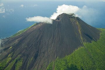 Le sommet non végétalisé du stratovolcan Lopevi. (Photo: Tom Pfeiffer)