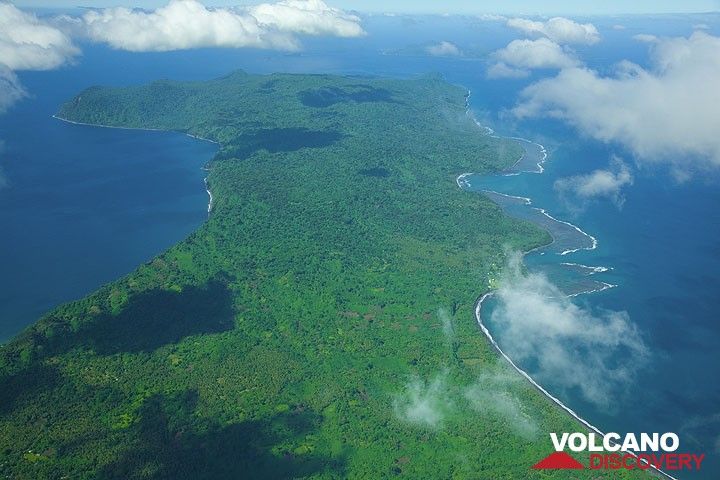 The ondulating south coast of Epi Island. (Photo: Tom Pfeiffer)