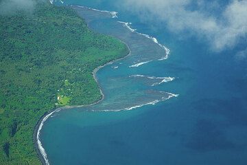 Südküste von Epi und Korallenriffe aus der Luft (Photo: Tom Pfeiffer)