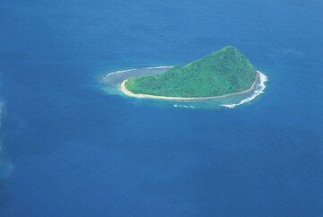 La petite île de Namuka et son récif. (Photo: Tom Pfeiffer)