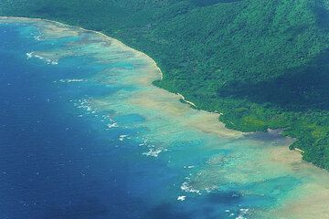 Arrecife de coral de la isla Emae (Photo: Tom Pfeiffer)