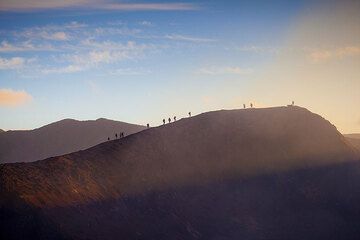 Turistas subiendo la cima del volcán Yasur al atardecer (Photo: Tom Pfeiffer)