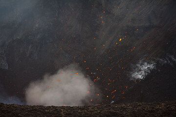 yasur_i0748.jpg (Photo: Tom Pfeiffer)