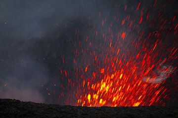 Сильный взрыв вулкана Ясур (Photo: Tom Pfeiffer)