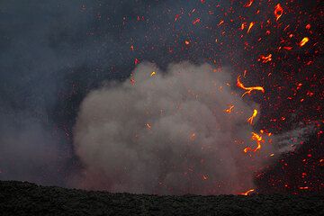 ... und noch eine Sekunde später. Die Aschenwolke ist nun auch über dem Krater angekommen, während ein paar größere, glutflüssige Schlacken in der Luft fliegen. (Photo: Tom Pfeiffer)