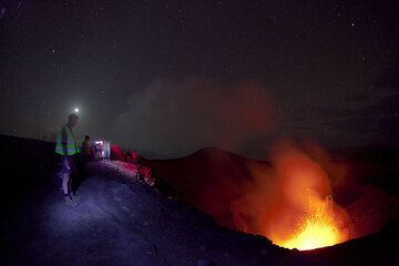 Vulkanbeobachtung vom Kraterrand oberhalb der aktiven Schlote aus bei Nacht. (Photo: Tom Pfeiffer)