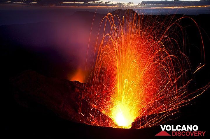 Strong eruption at Yasur volcano at dawn (Photo: Tom Pfeiffer)