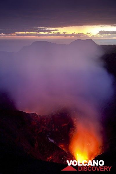 Mixing lights from the lava glow and dawn. (Photo: Tom Pfeiffer)