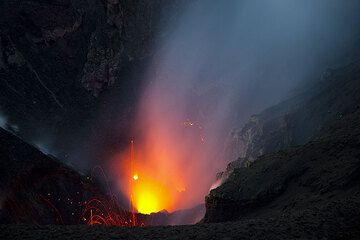 Small eruption at Yasur (Photo: Tom Pfeiffer)