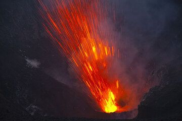 Ein Strahl aus Lava schießt aus einer der Schlotöffnungen im westlichen Krater. (Photo: Tom Pfeiffer)
