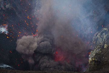 Посмотрите на жерло, когда происходит извержение, богатое пеплом. (Photo: Tom Pfeiffer)