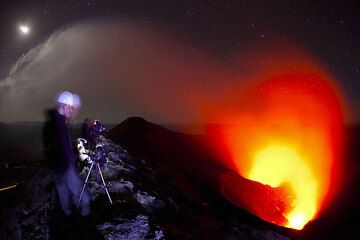 Nuestro grupo en el borde del cráter del volcán Yasur por la noche. (Photo: Tom Pfeiffer)