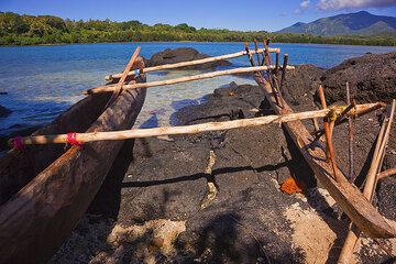 Traditional outrigger canoe at Port Resolution Bay. (Photo: Tom Pfeiffer)