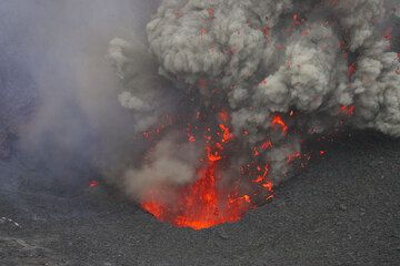 Ejection de lava d'un des cratères actifs du Yasur (Photo: Yashmin Chebli)