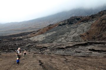 Une coulée de lave Pahoehoe refroidie issue d'une éruption fissurale sur les pentes du cratère Mamboen Niri Mbuwelesu (Marum)
20ambr.jpg (Photo: Yashmin Chebli)