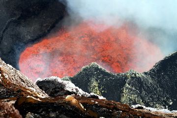 Brassage intense et bouillonnement du lac de lave du Marum
Y.Chebli
24ambr.jpg (Photo: Yashmin Chebli)