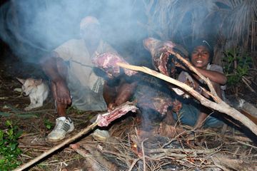 Cuisson au feu de bois d'un gibier près du camp de base
Y.Chebli
32ambr.jpg (Photo: Yashmin Chebli)