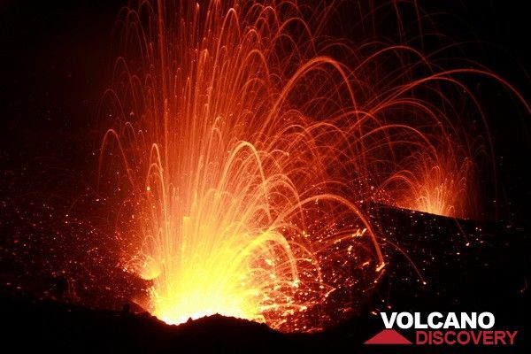 Deux éruptions simultanées des deux cratères du Yasur
Y.Chebli
14tanr.jpg (Photo: Yashmin Chebli)