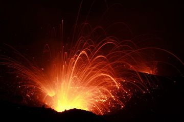 Eruptions des trois bouches du Yasur simultanément
Y.Chebli
16tanr.jpg (Photo: Yashmin Chebli)