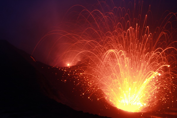 Explosion strombolienne à l'intérieur du cratère du Yasur
Y.Chebli
1tanr.jpg (Photo: Yashmin Chebli)