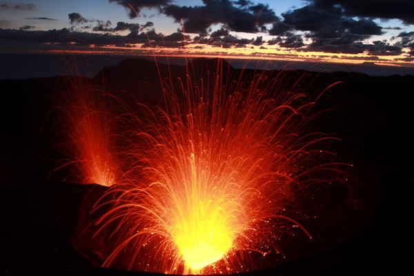Eruptions stromboliennes des deux cratères du Yasur  au levé du soleil (Photo: Yashmin Chebli)