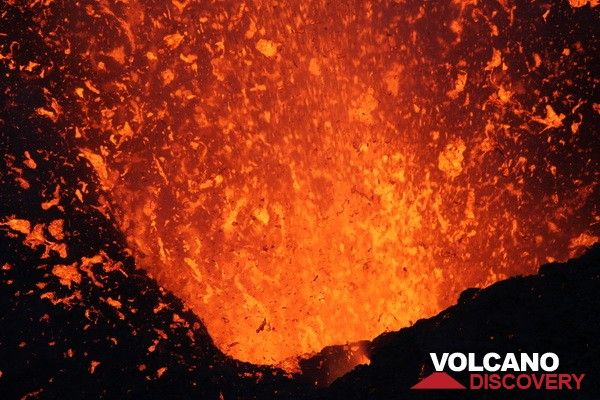 Explosion et projection de lave incandescente à l'intérieur de l'un des évents du Yasur
Y.Chebli
24tanr.jpg (Photo: Yashmin Chebli)