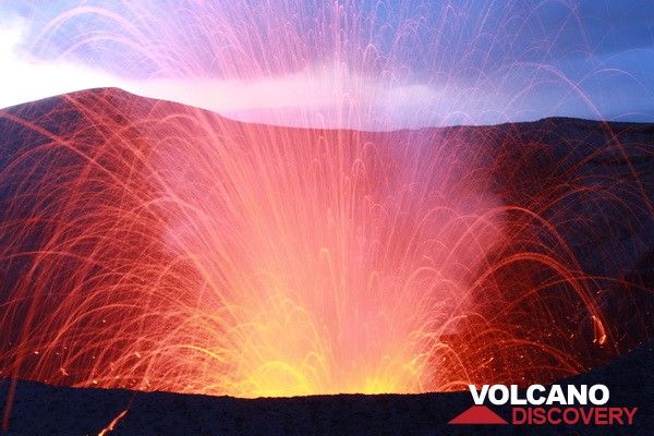 Gerbes incandescentes d'une explosion du volcan Yasur au coucher du soleil
Y.Chebli
29tanr.jpg (Photo: Yashmin Chebli)