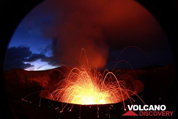 Vue panoramique du cratère du Yasur en éruption
Y.Chebli
34tanr.jpg (Photo: Yashmin Chebli)