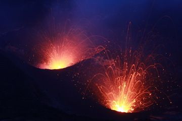 explosions stromboliennes dans les deux cratères du Yasur
3tanr.jpg (Photo: Yashmin Chebli)
