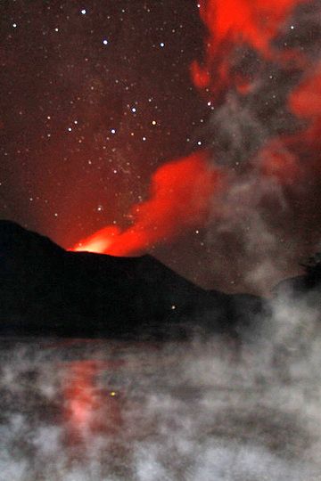 Incandescence et reflet rouge du panache éruptif du Yasur dans les vapeurs des sources chaudes et dans le ciel étoilé 
Y.Chebli
46tanr.jpg (Photo: Yashmin Chebli)