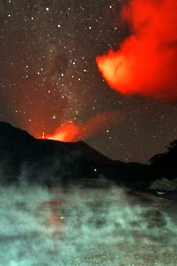 Paysage nébulaire de l'incandescence du cratère du Yasur dans le ciel étoilé et les vapeurs des sources chaudes
Y.Chebli
48tanr.jpg (Photo: Yashmin Chebli)