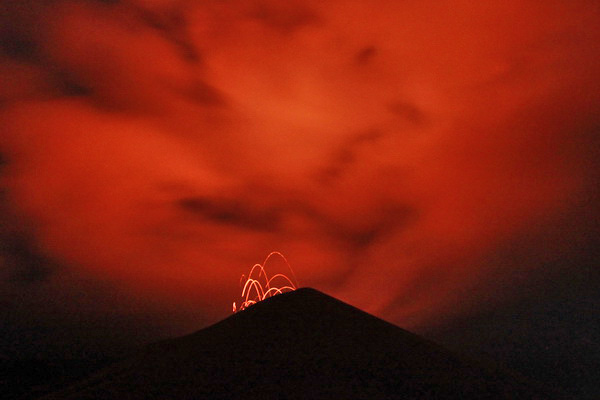 Rougeoiement et gerbes incandescentes du Yasur dans le ciel vue depuis la caldeira
Y.Chebli
52tanr.jpg (Photo: Yashmin Chebli)