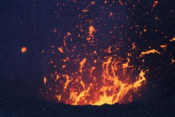 Explosion d'une bulle de lave à l'intérieur du cratère du Yasur (Photo: Yashmin Chebli)