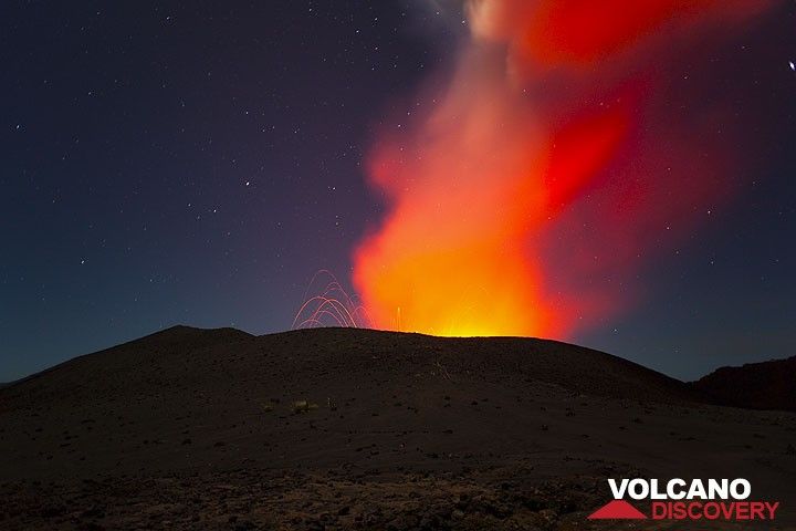 Erupting Yasur under a star-filled night (Photo: Tom Pfeiffer)
