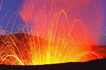 Fireworks at Yasur volcano (Photo: Tom Pfeiffer)
