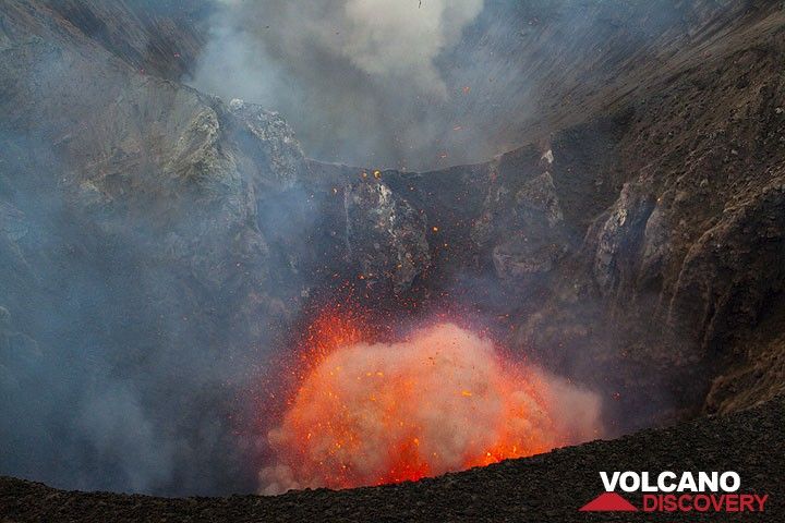 Beginn einer starken Explosion. Dieses und die folgenden Fotos sind Teil einer Serie, die die schnell expandierende Masse aus Lava und unter Druck stehenden Gasen in verschiedenen Stadien zeigt. (Photo: Tom Pfeiffer)