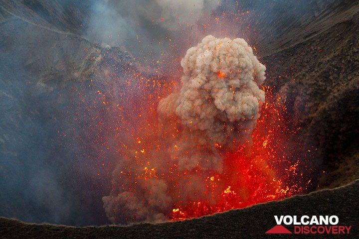 Die Explosion wirft Strahlen von glühender Lava und einen dichten Ascheball aus. (Photo: Tom Pfeiffer)