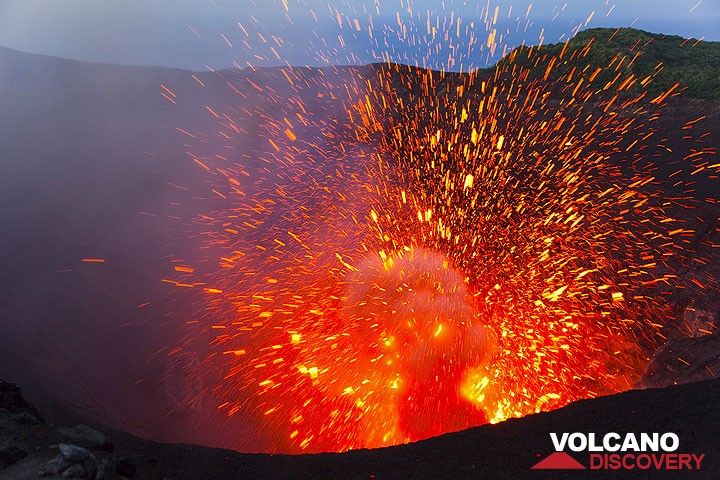 Eruption of Yasur volcano, Tanna Island, Vanuatu (Photo: Tom Pfeiffer)