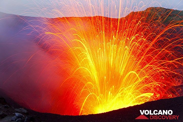 Éruption du volcan Yasur (île de Tanna, Vanuatu) (Photo: Tom Pfeiffer)