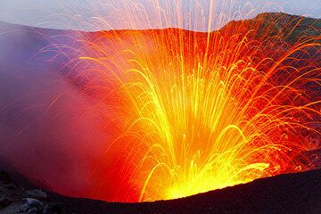 Eruption from Yasur volcano (Tanna Island, Vanuatu) (Photo: Tom Pfeiffer)