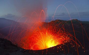 Kräftige Explosion des Südkraters des Yasur im abendlichen Zwilicht. (Photo: Tom Pfeiffer)
