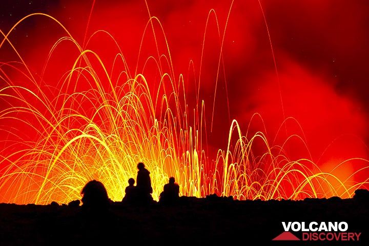 Silhouette d'observateurs de lave au volcan Yasur (Photo: Tom Pfeiffer)