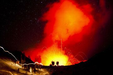 Acercándose al cráter activo del volcán Yasur (isla Tanna, Vanuatu) de noche (Photo: Tom Pfeiffer)