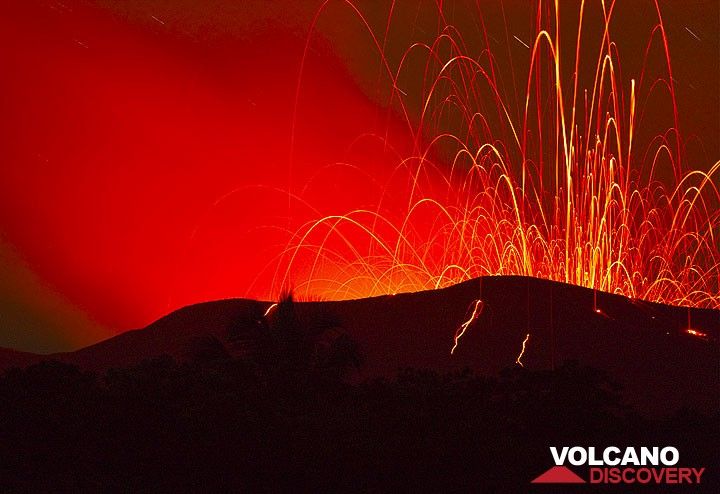 Le Yasur avec une explosion plus forte qui jette beaucoup de bombes au dehors du cratère sur les pentes extérieurs. (Photo: Tom Pfeiffer)