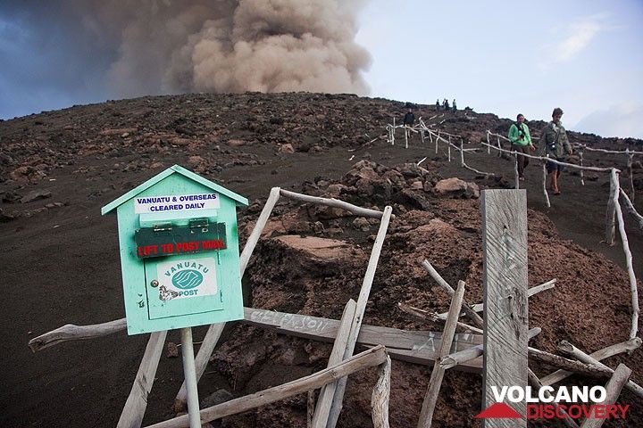 The "volcano post" at the crater of Yasur volcano (Photo: Tom Pfeiffer)